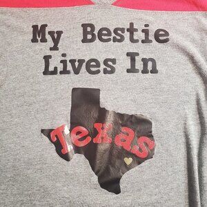 Kavio My Bestie Lives In Texas Womens T Shirt Gray Red Size Small S TX